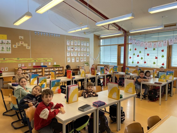 Sie sehen ein Klassenzimmer der Grundschule Amorbach